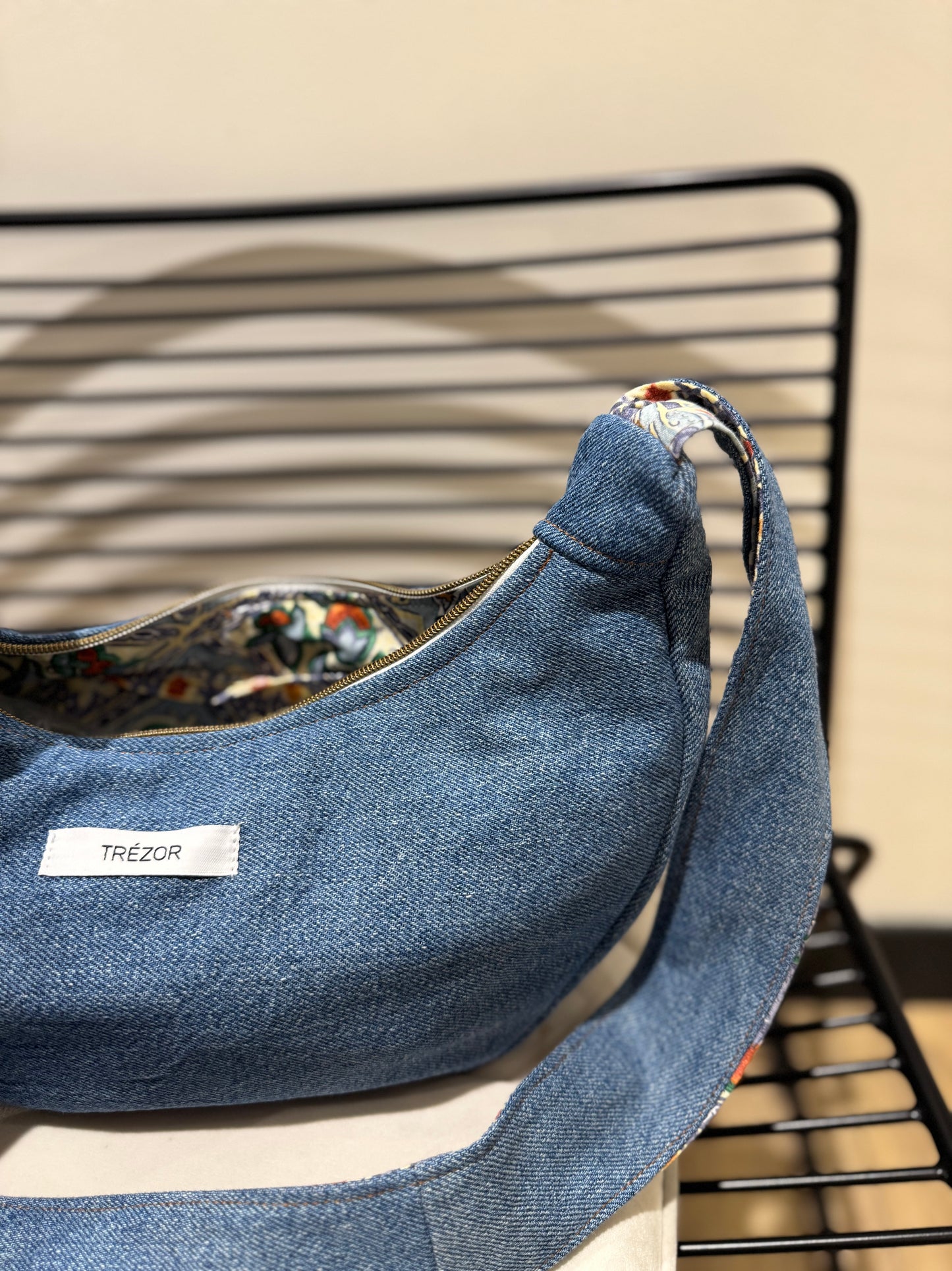 Sac demi-lune en jean upcyclé