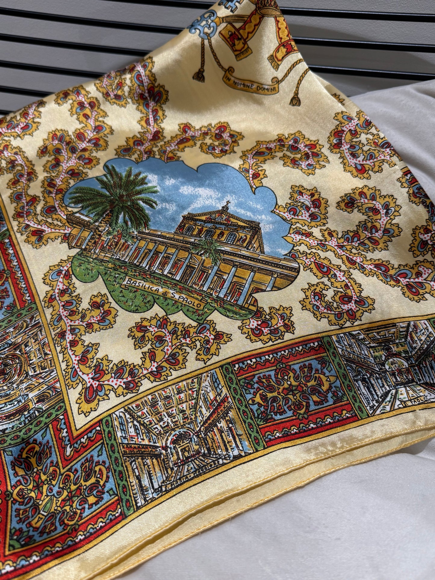 Carré satiné à motifs