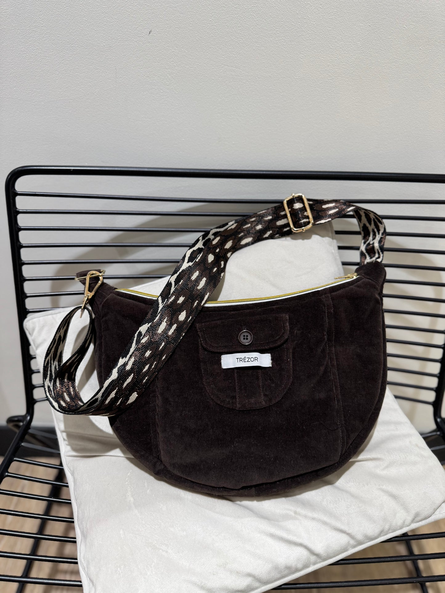 Sac banane demi-lune upcyclé marron velours