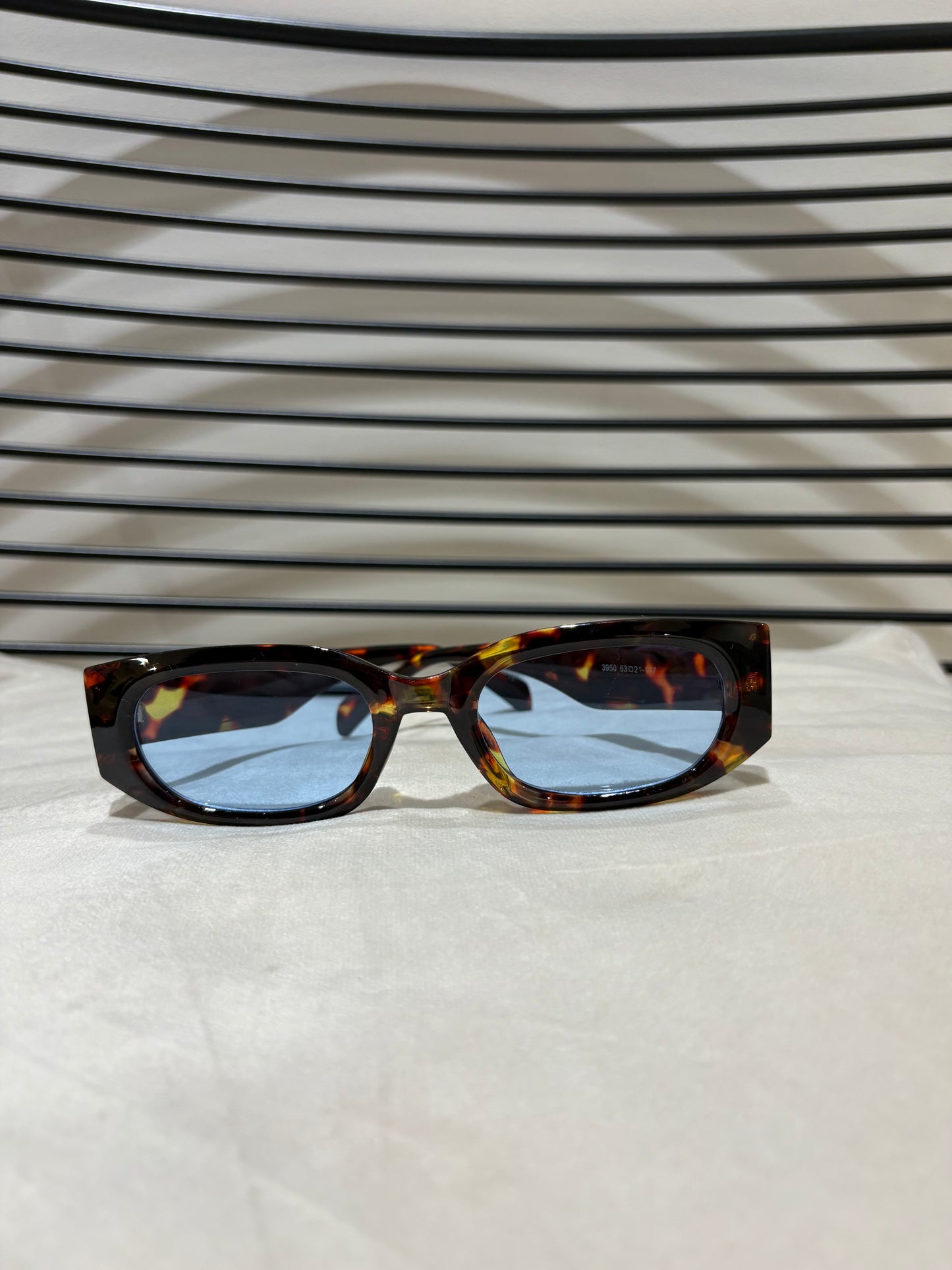 Lunette de soleil en écaille avec des verres bleus