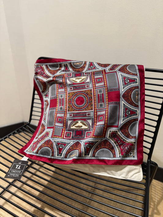 Petit foulard à motifs
