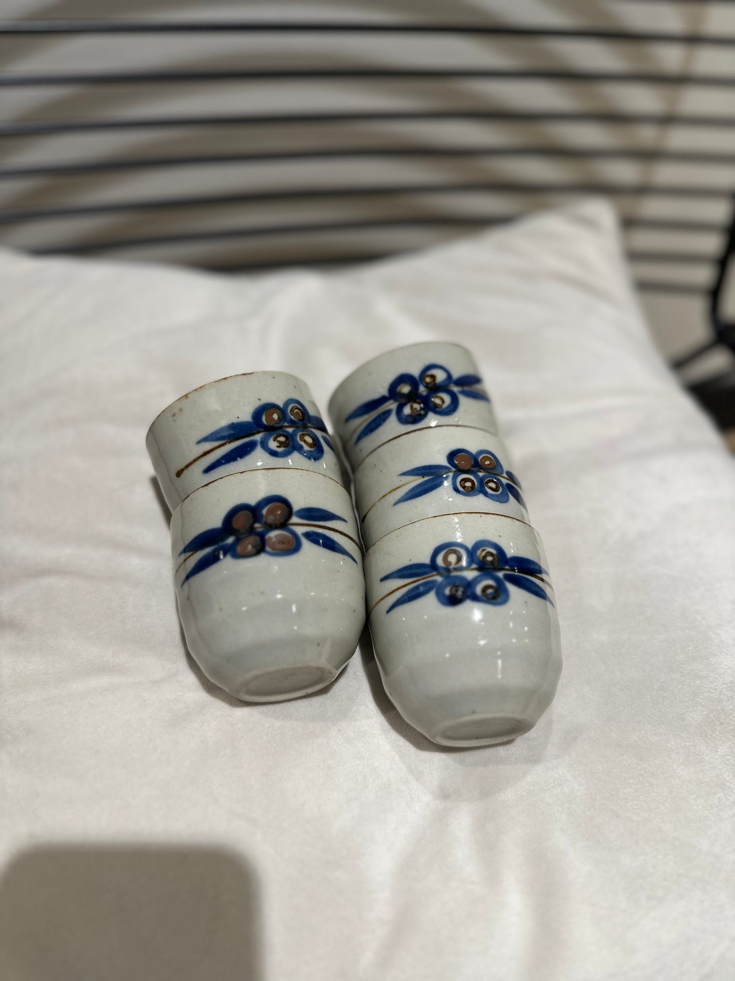 Ensemble tasses et pot à lait vintage