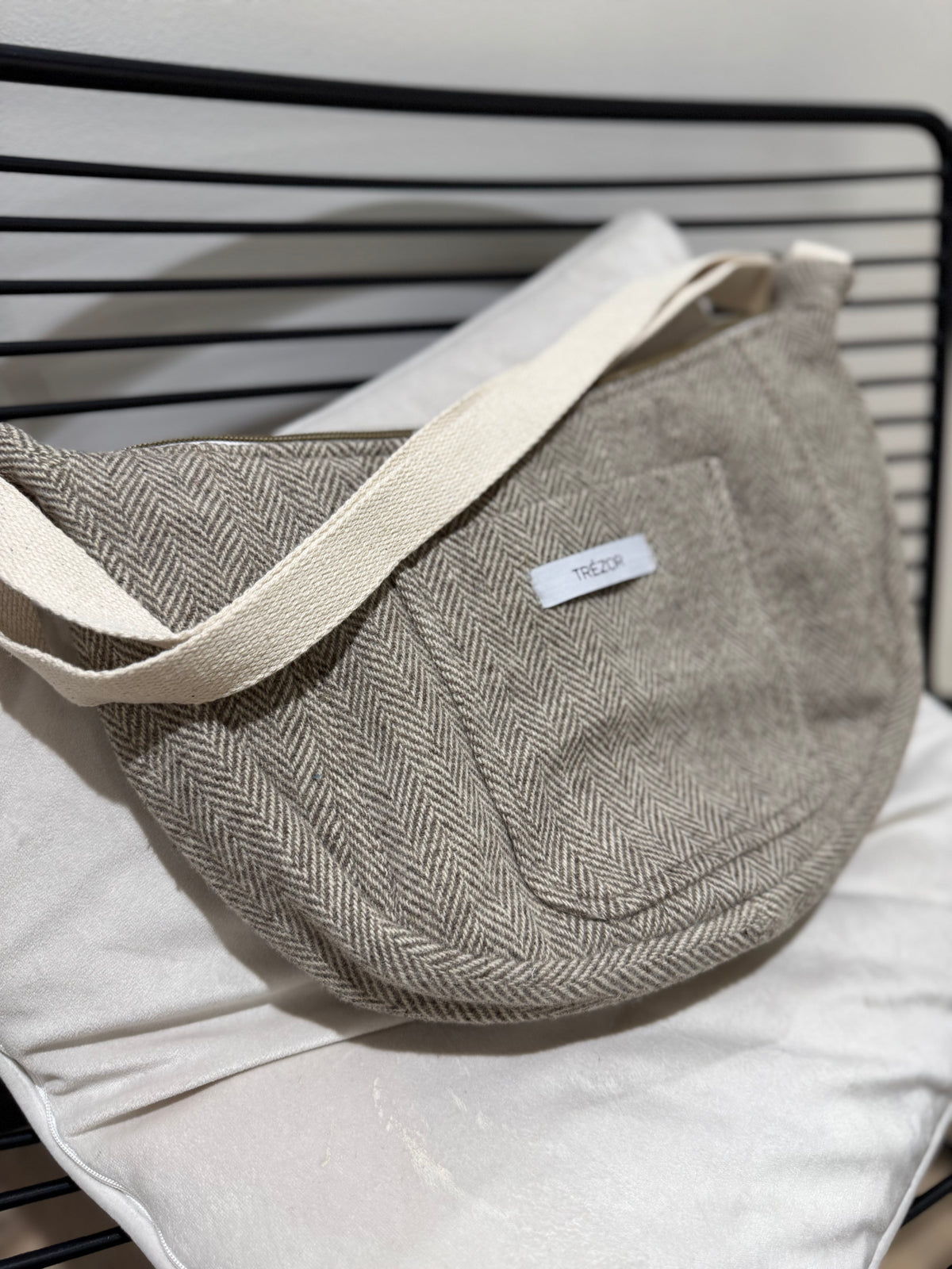 Sac demi-lune upcyclé fait main