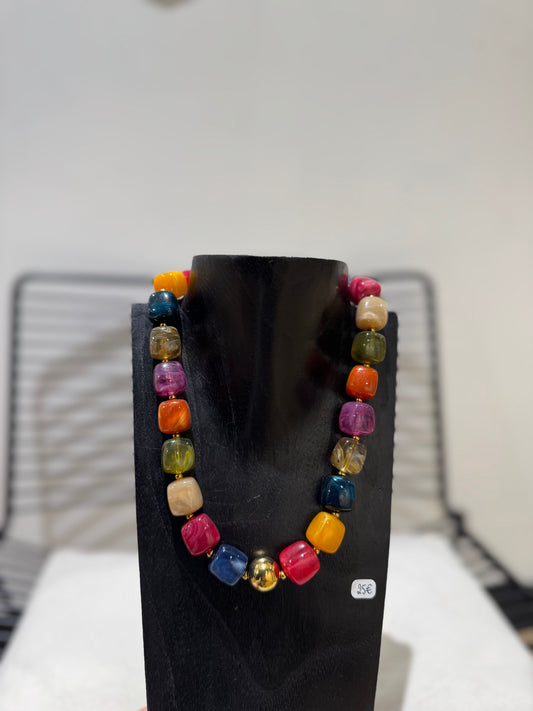 Collier à perles colorées