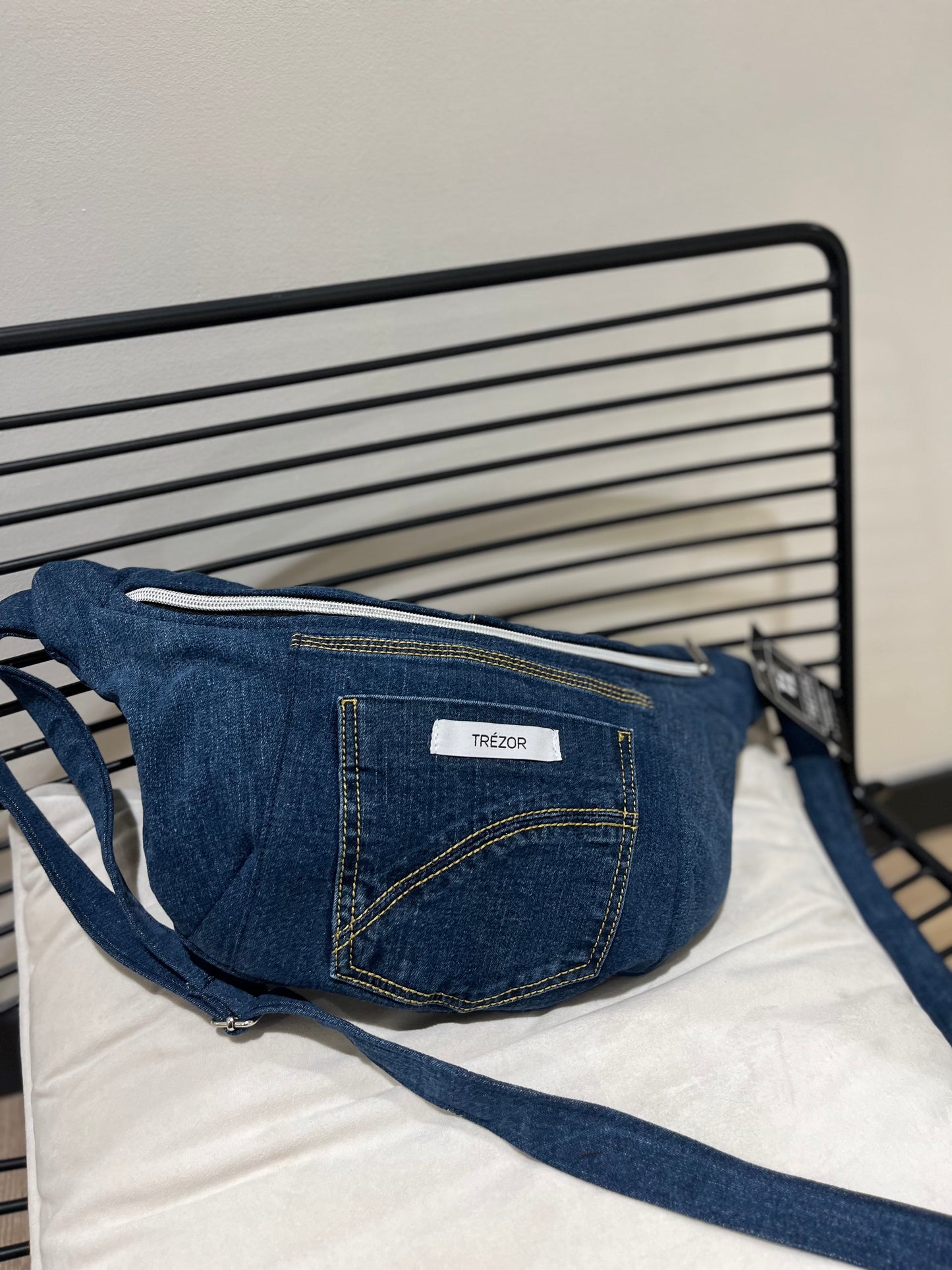 Sac banane fait main en jean brut