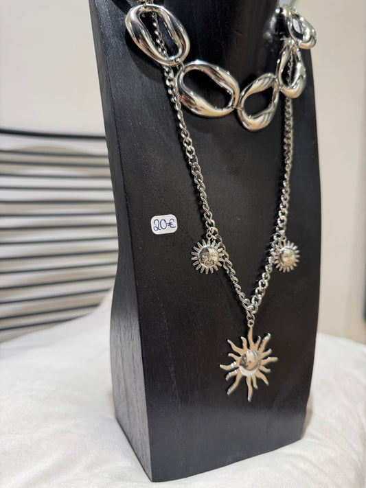 Collier argenté à breloques