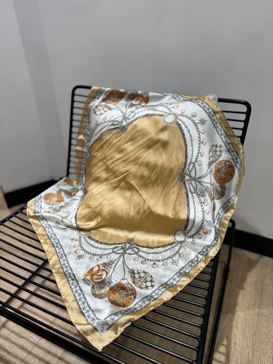 Petit foulard à motifs
