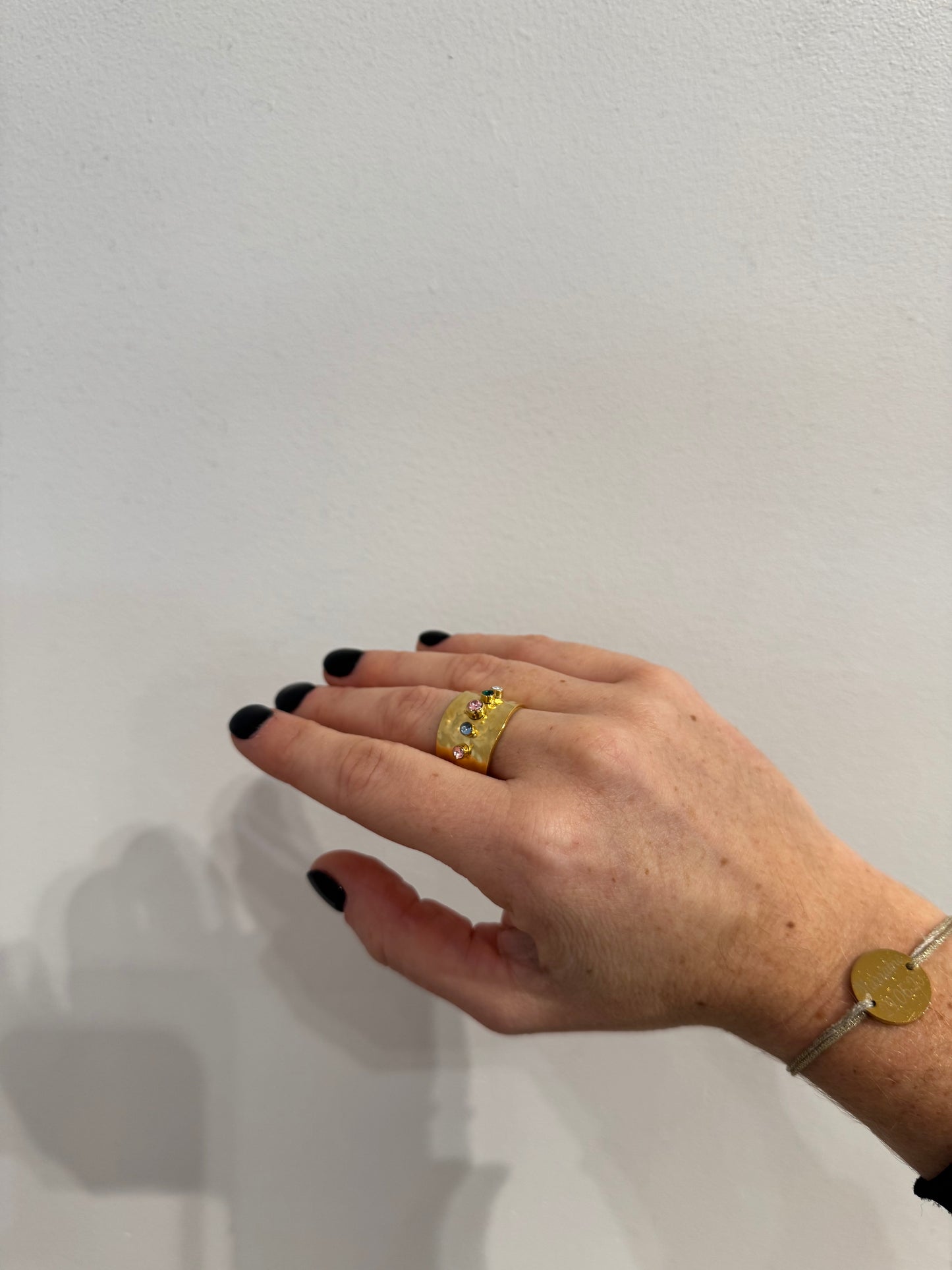 Bague dorée à pierres colorées