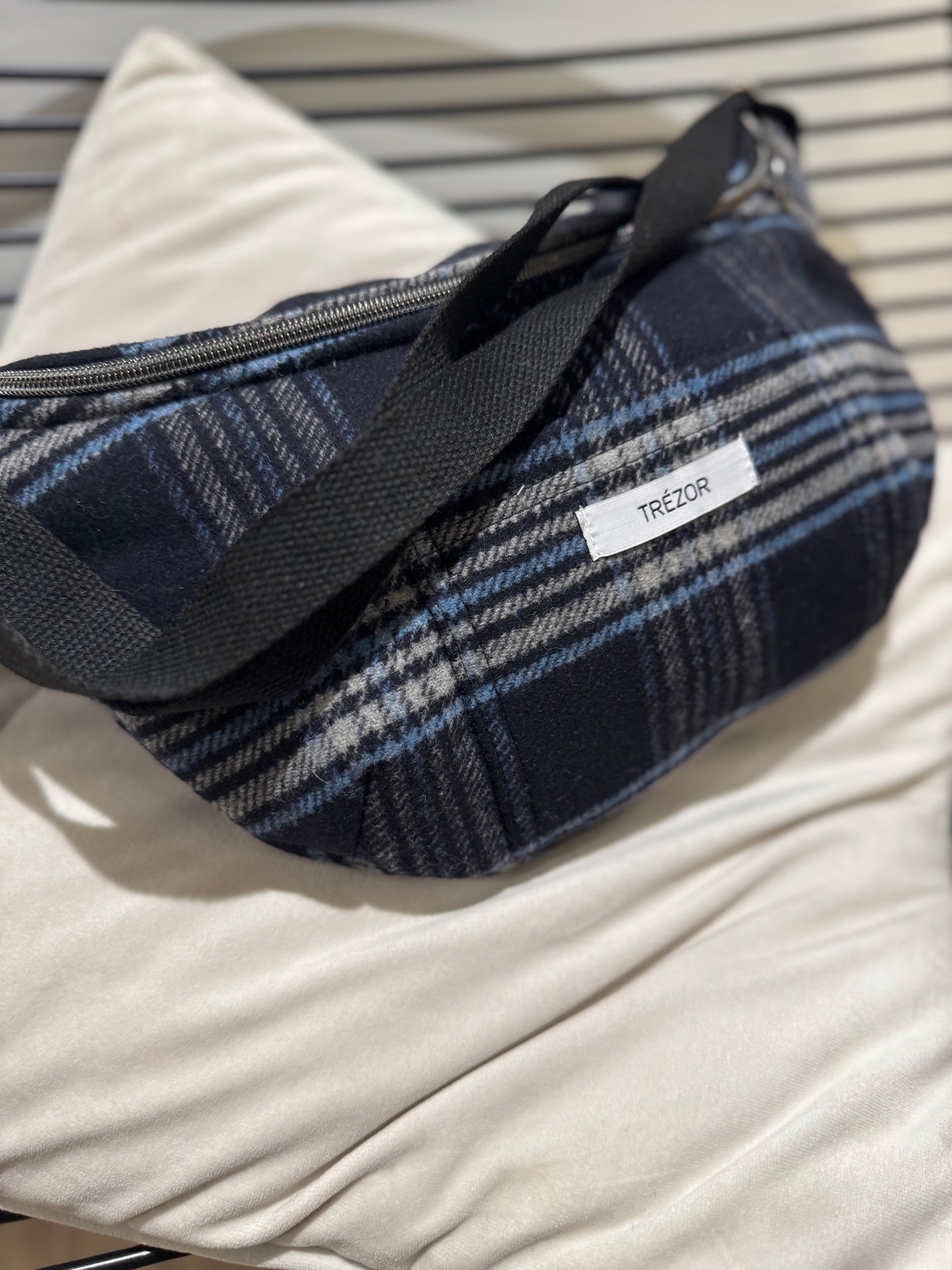 Sac banane en laine upcyclé fait main