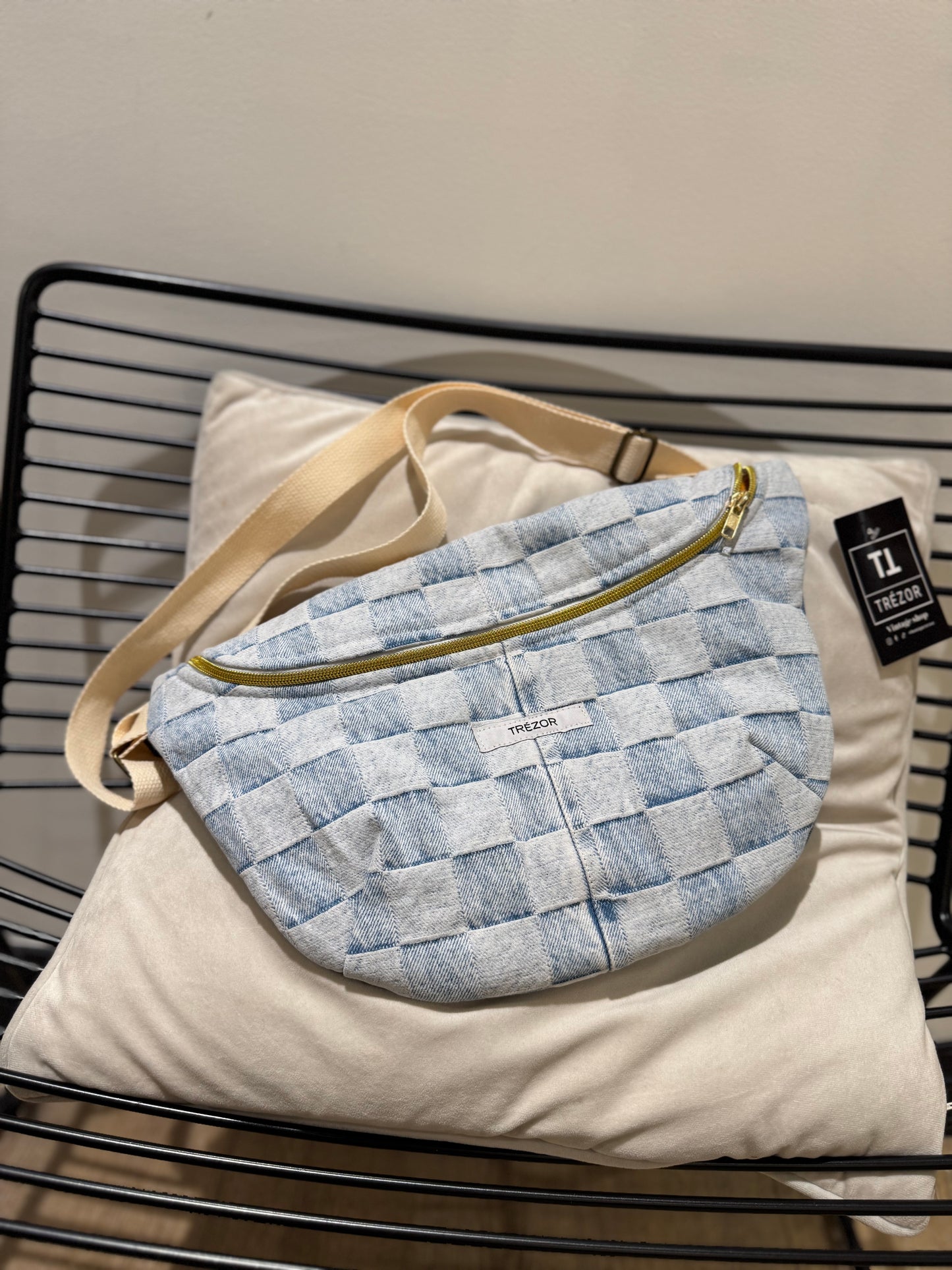 Sac banane en jean upcyclé grand format
