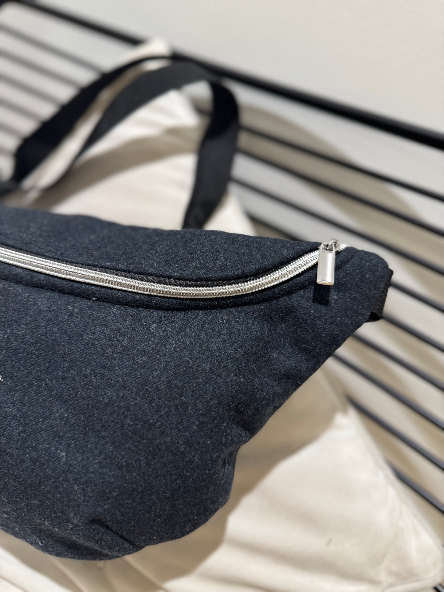 Sac banane upcyclé fait main grand format en laine