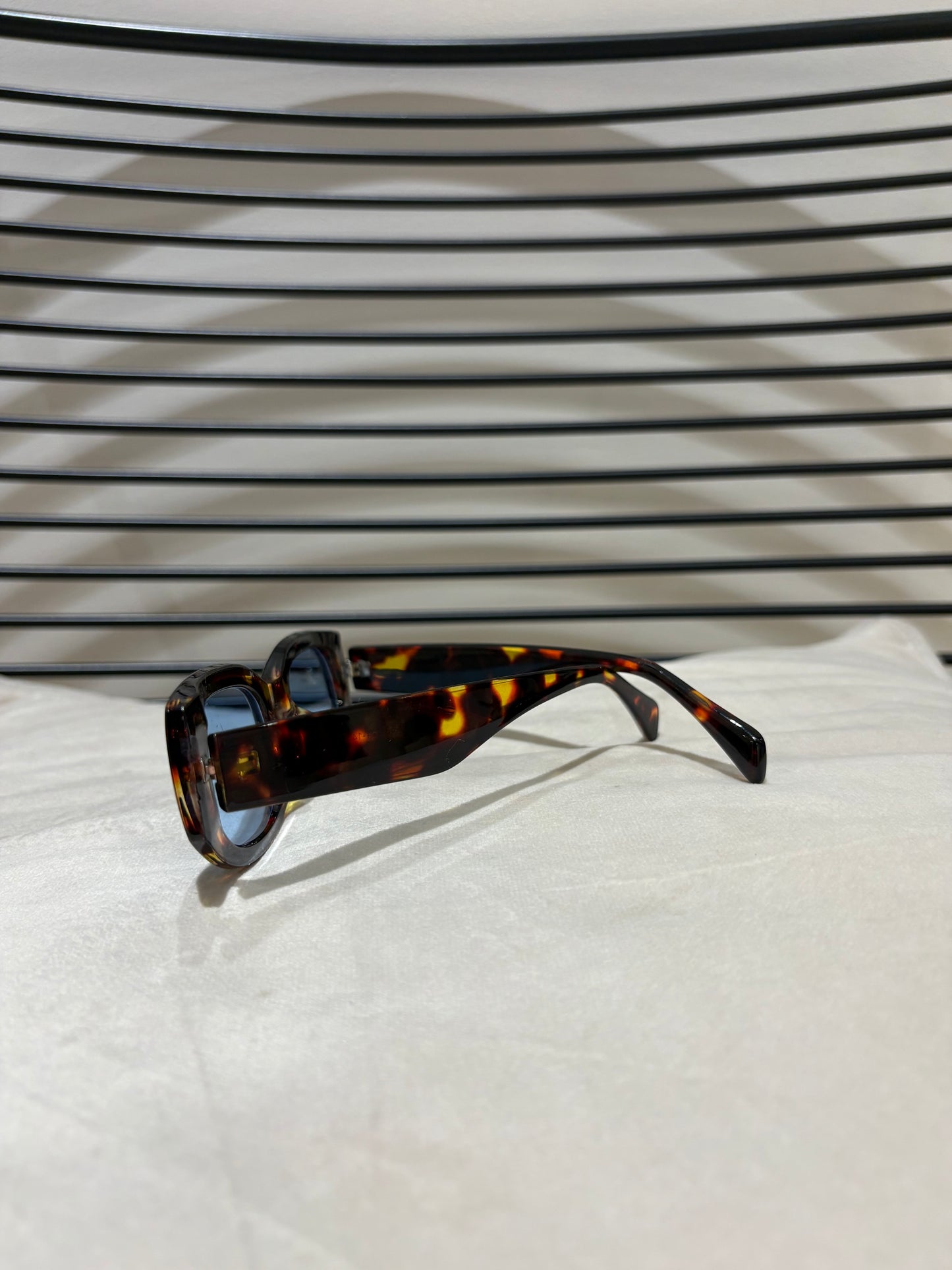Lunette de soleil en écaille avec des verres bleus