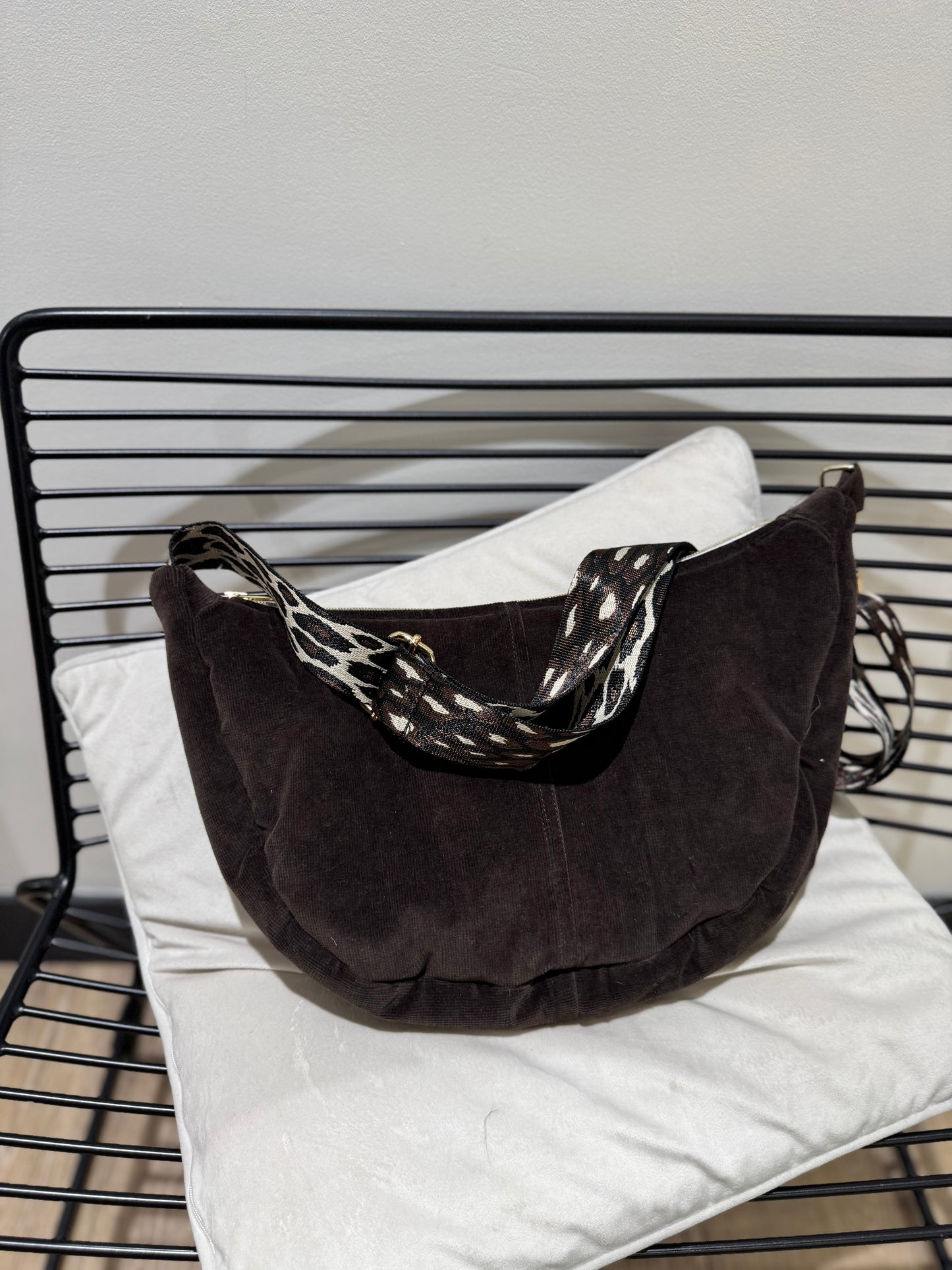 Sac banane demi-lune upcyclé marron velours