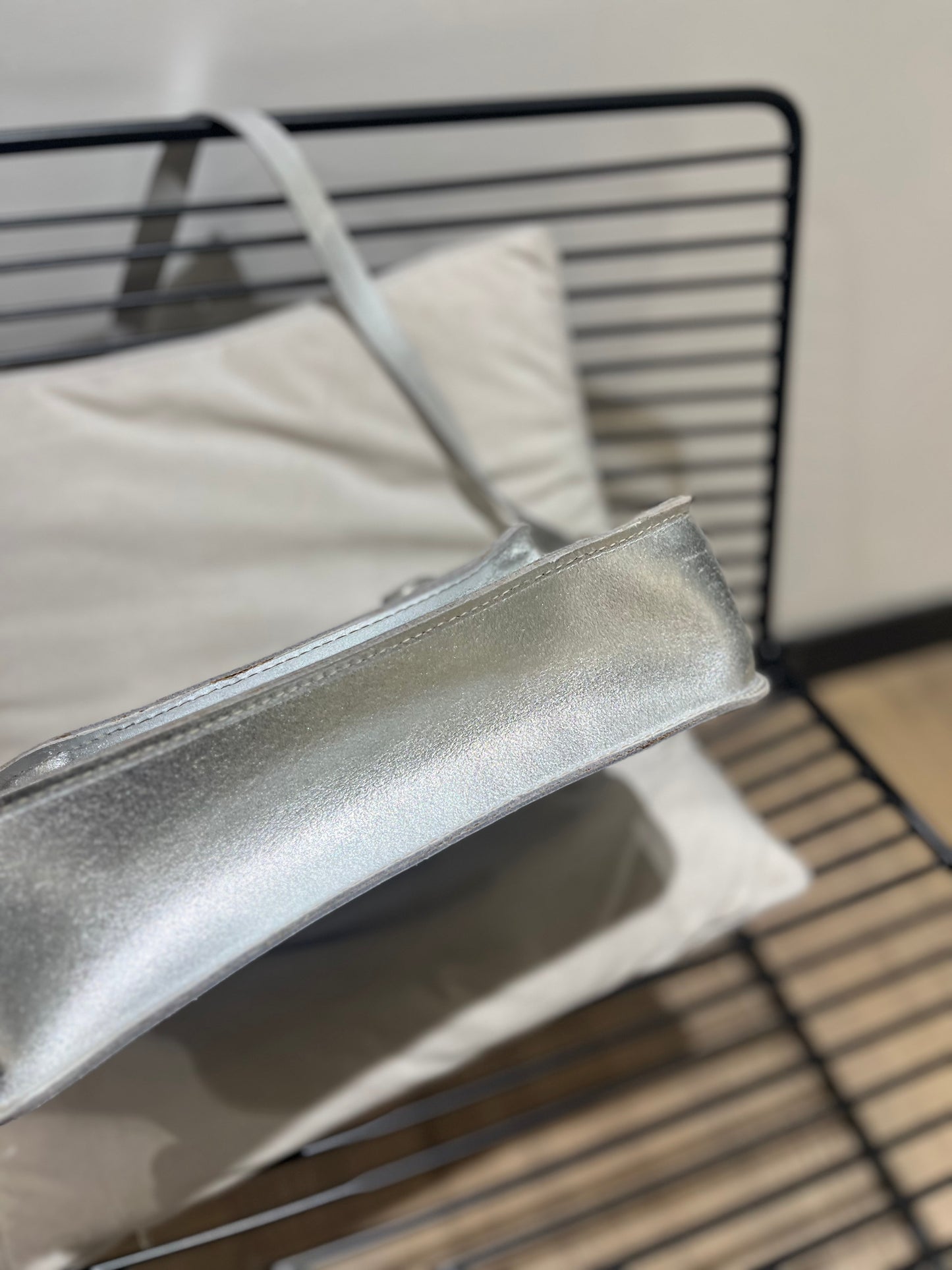 Sac cartable argenté en cuir