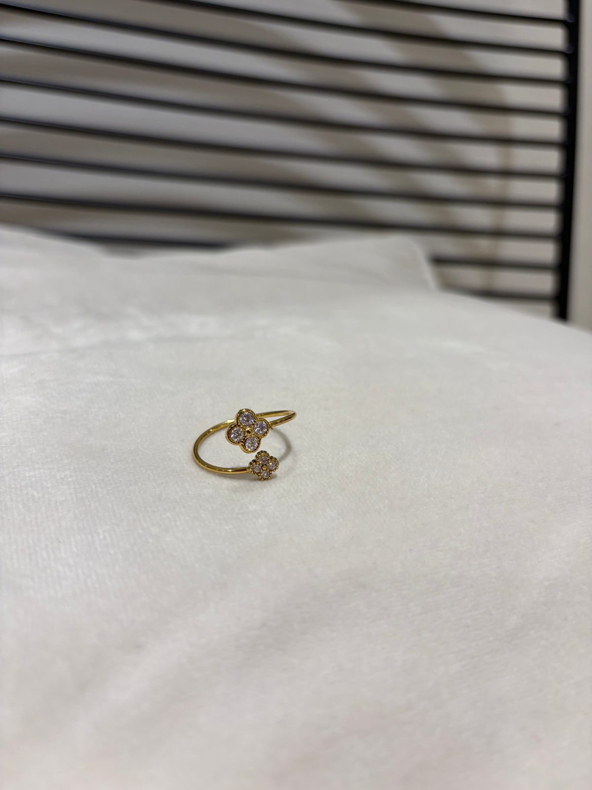 Bague doré trèfle à strasses