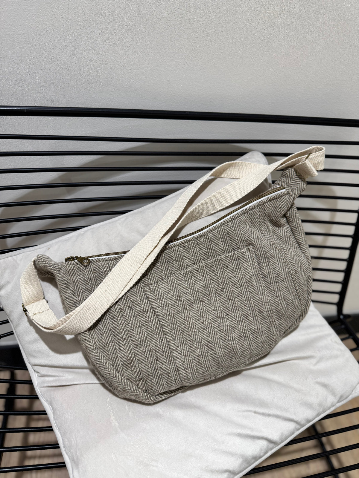 Sac demi-lune upcyclé fait main