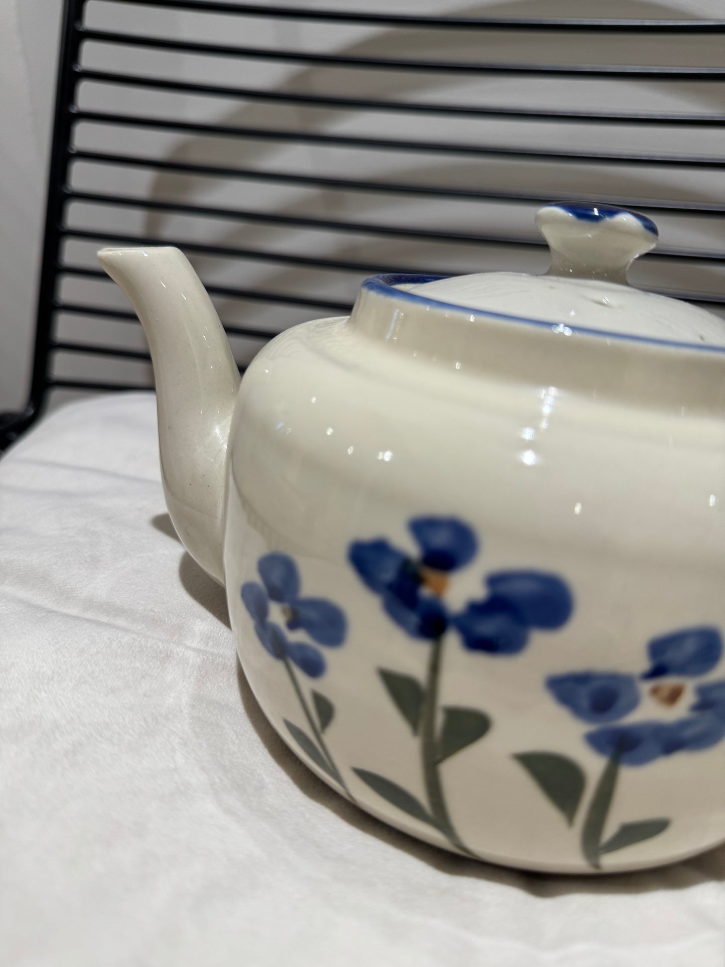 Théière vintage à fleurs