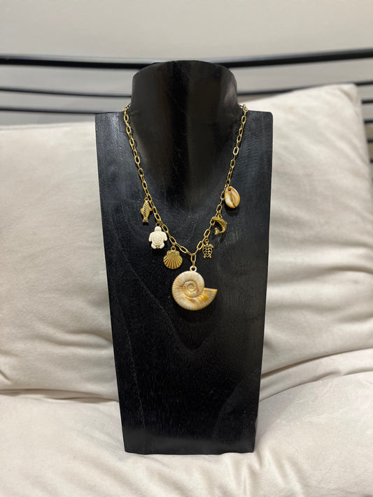 Collier à breloques coquillages