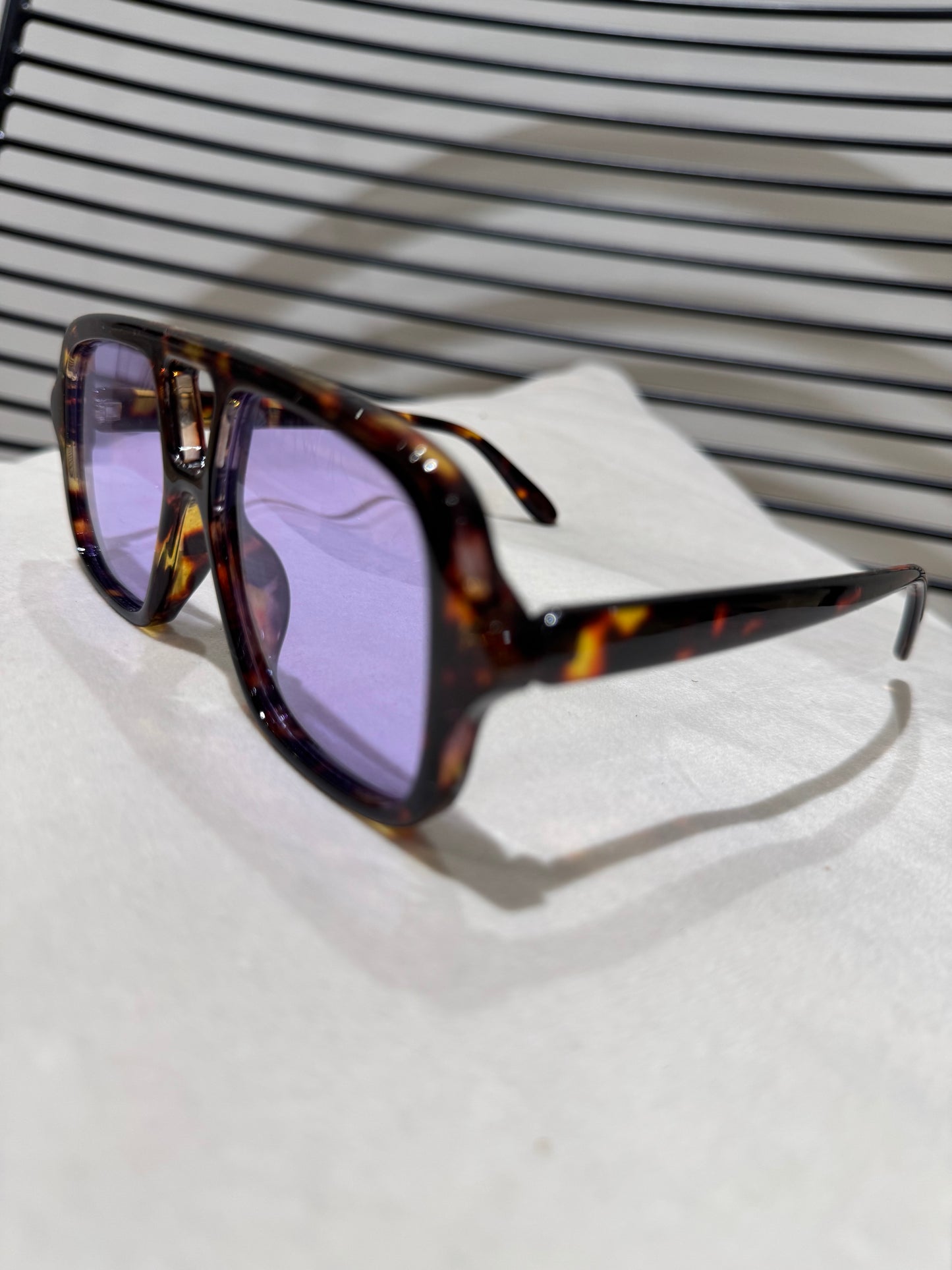 Lunettes de soleil écaille violet