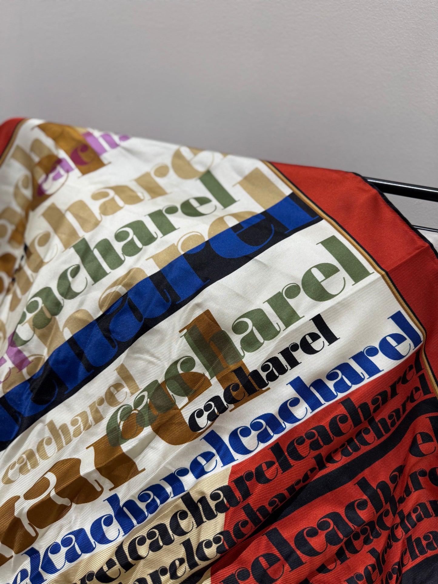 Foulard Cacharel à motifs