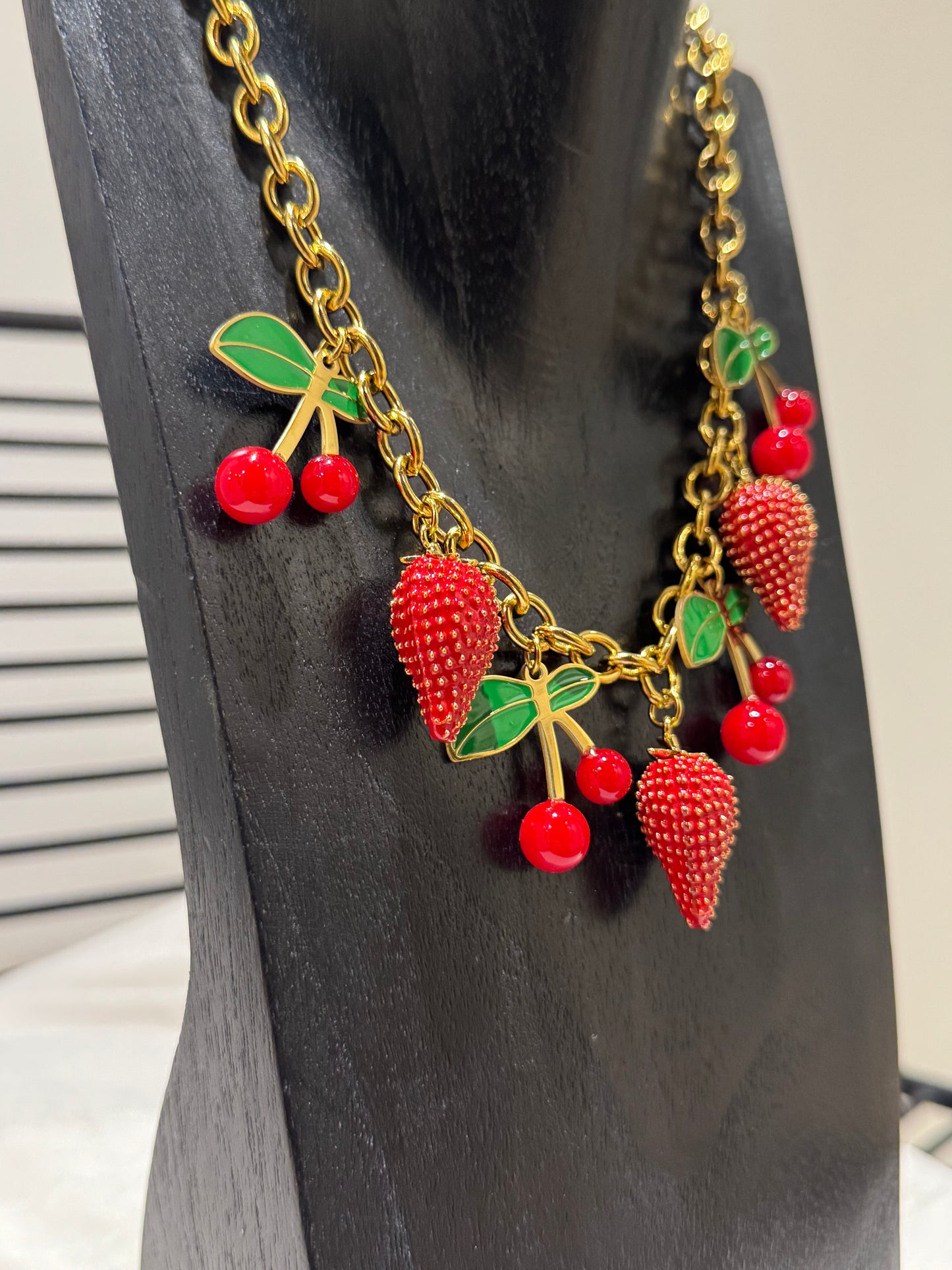Collier à breloques fraises et cerises