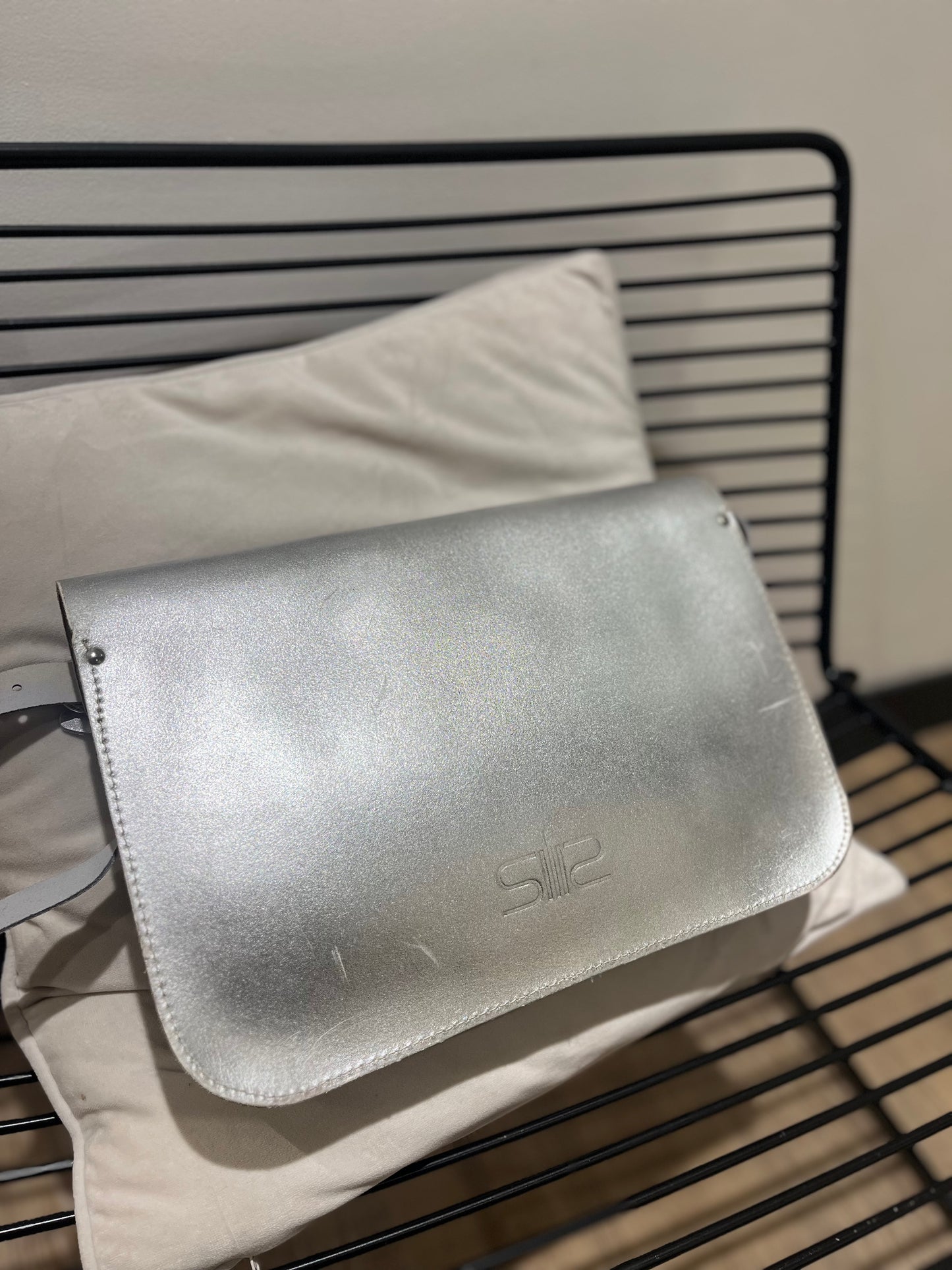 Sac cartable argenté en cuir