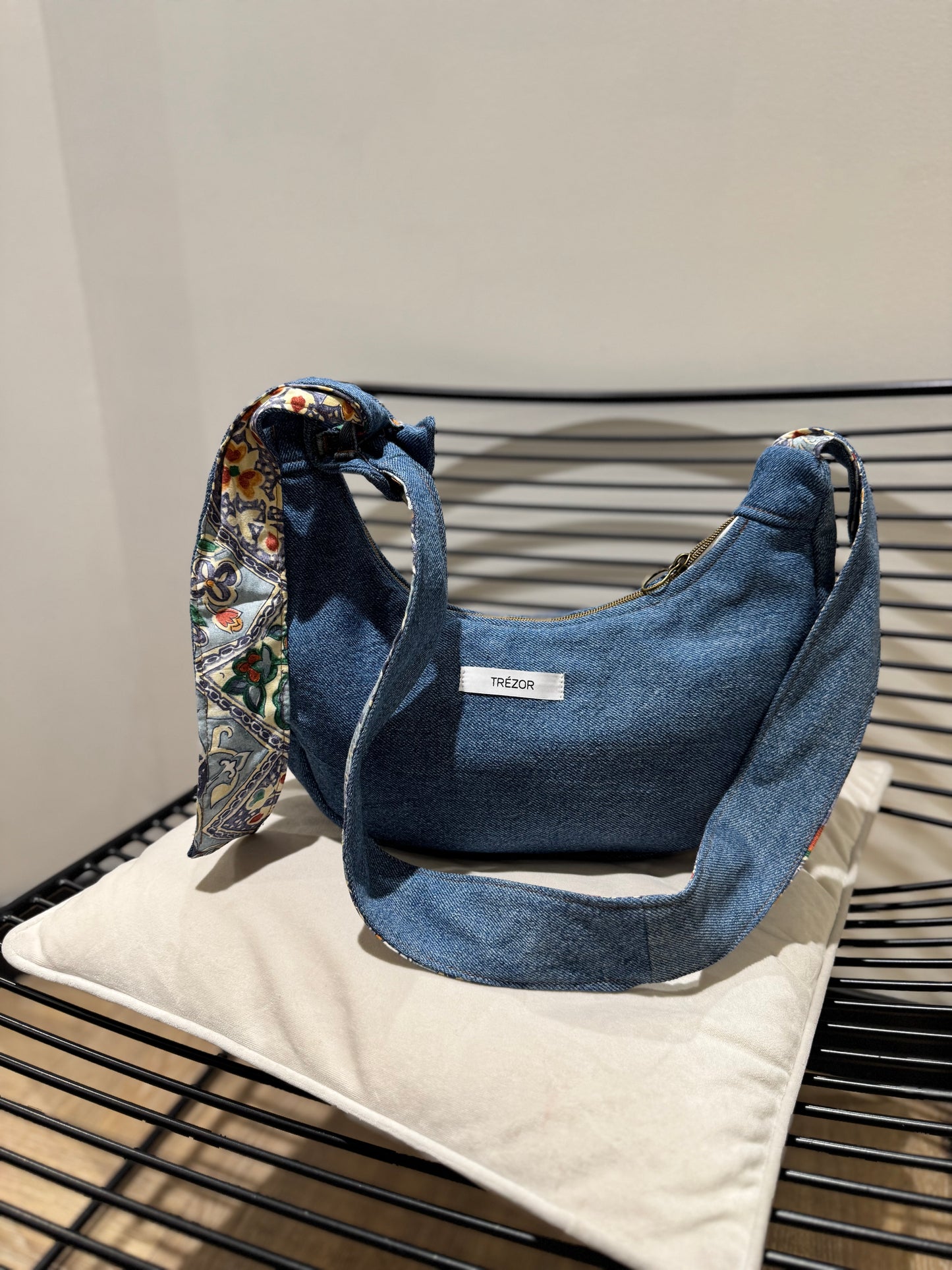 Sac demi-lune en jean upcyclé