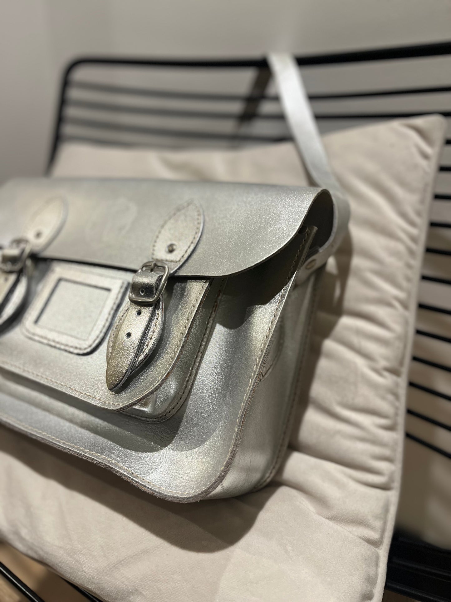 Sac cartable argenté en cuir