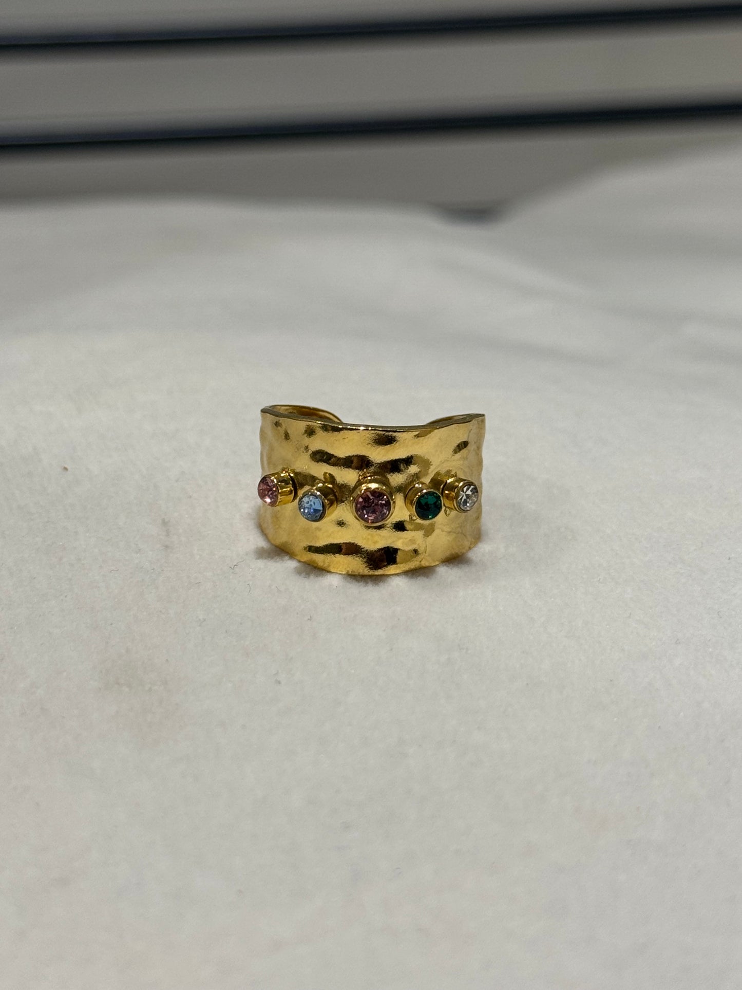 Bague dorée à pierres colorées