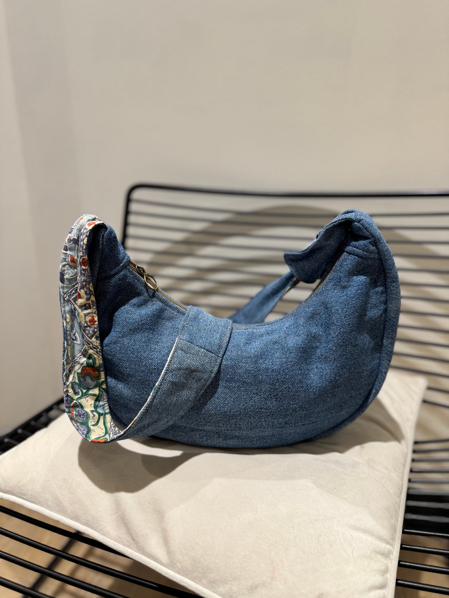 Sac demi-lune en jean upcyclé